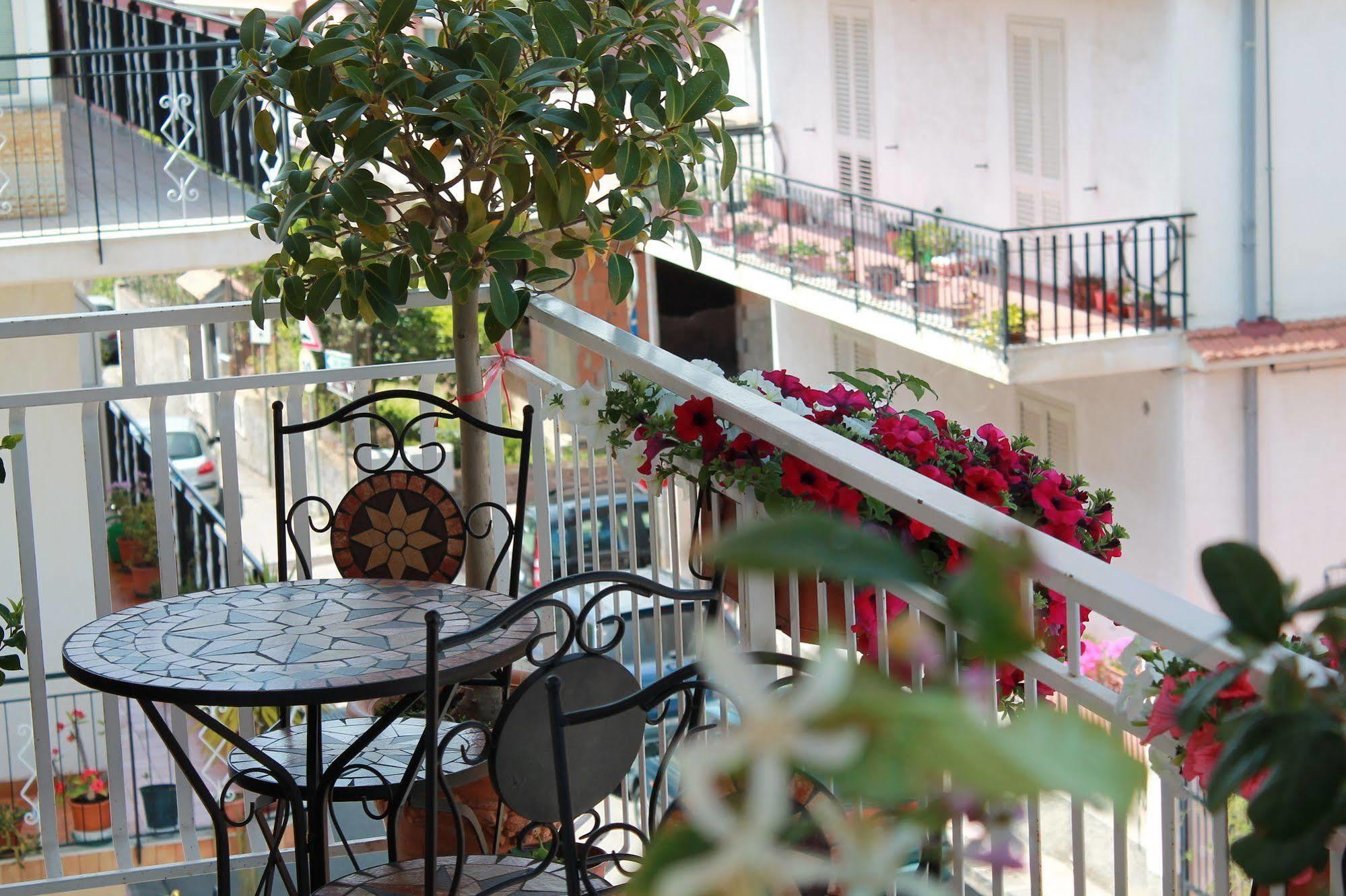 B&B Triskeles Giardini Naxos Bagian luar foto