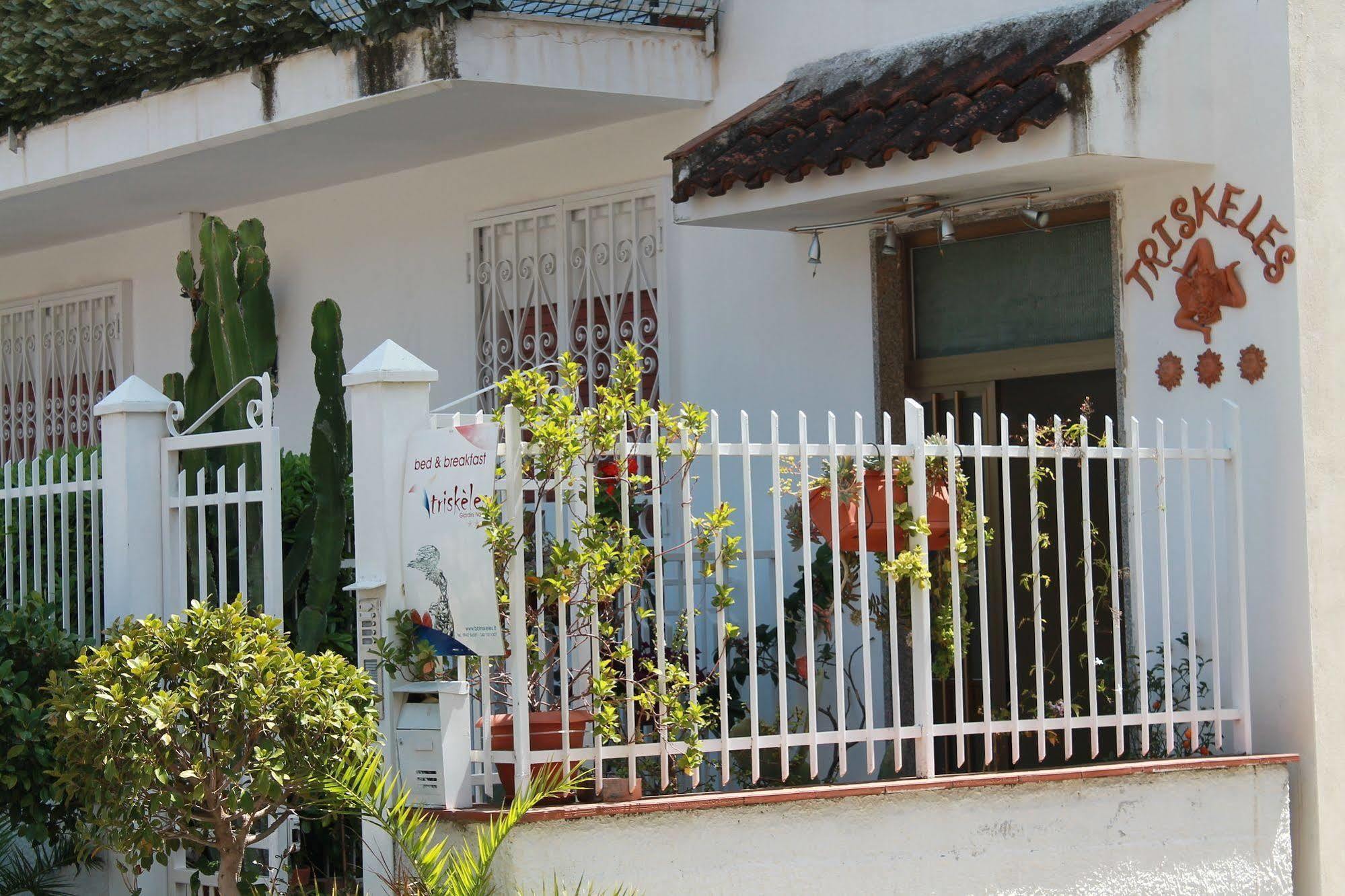 B&B Triskeles Giardini Naxos Bagian luar foto